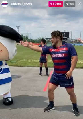 ライナーズ体操で「なんでやねん！」のポーズを取るフッカー高島卓久馬（右）ら（近鉄公式インスタグラムより）