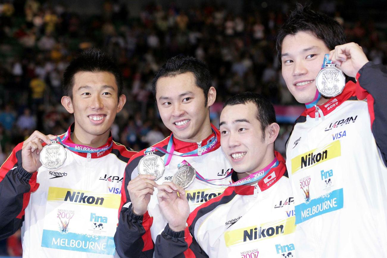 07年4月、水泳世界選手権男子400メートルメドレーで銀メダルを獲得した、左から山本、北島、森田、細川
