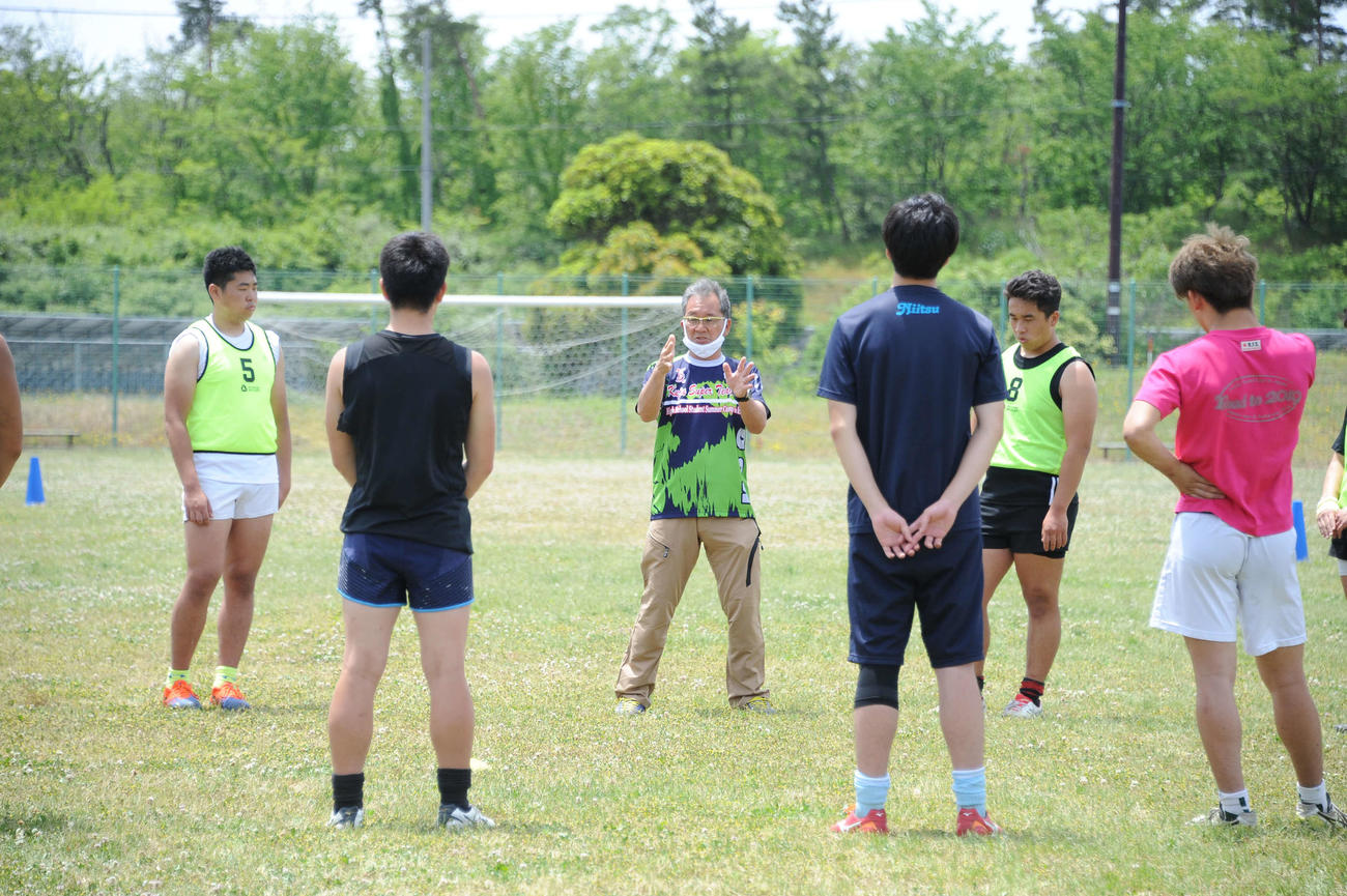 選手に指示を送る谷崎監督（中央）