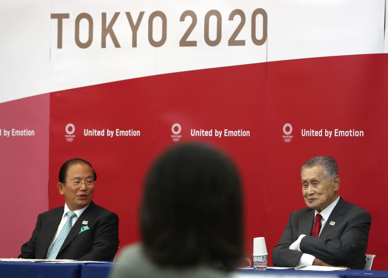 IOC理事会で行われた進捗状況に関するプレゼンテーション終了後、会見する東京2020組織委員会の森喜朗会長（右）と武藤敏郎事務総長（代表撮影）