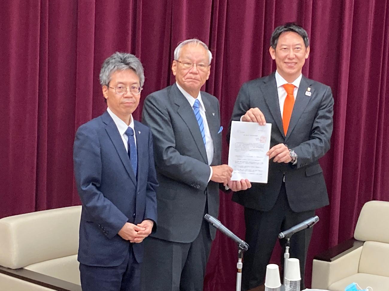 日本医師会の長島公之常任理事、横倉義武会長から運動・健康スポーツ施策に関する提言書を受け取るスポーツ庁の鈴木大地長官（左から）