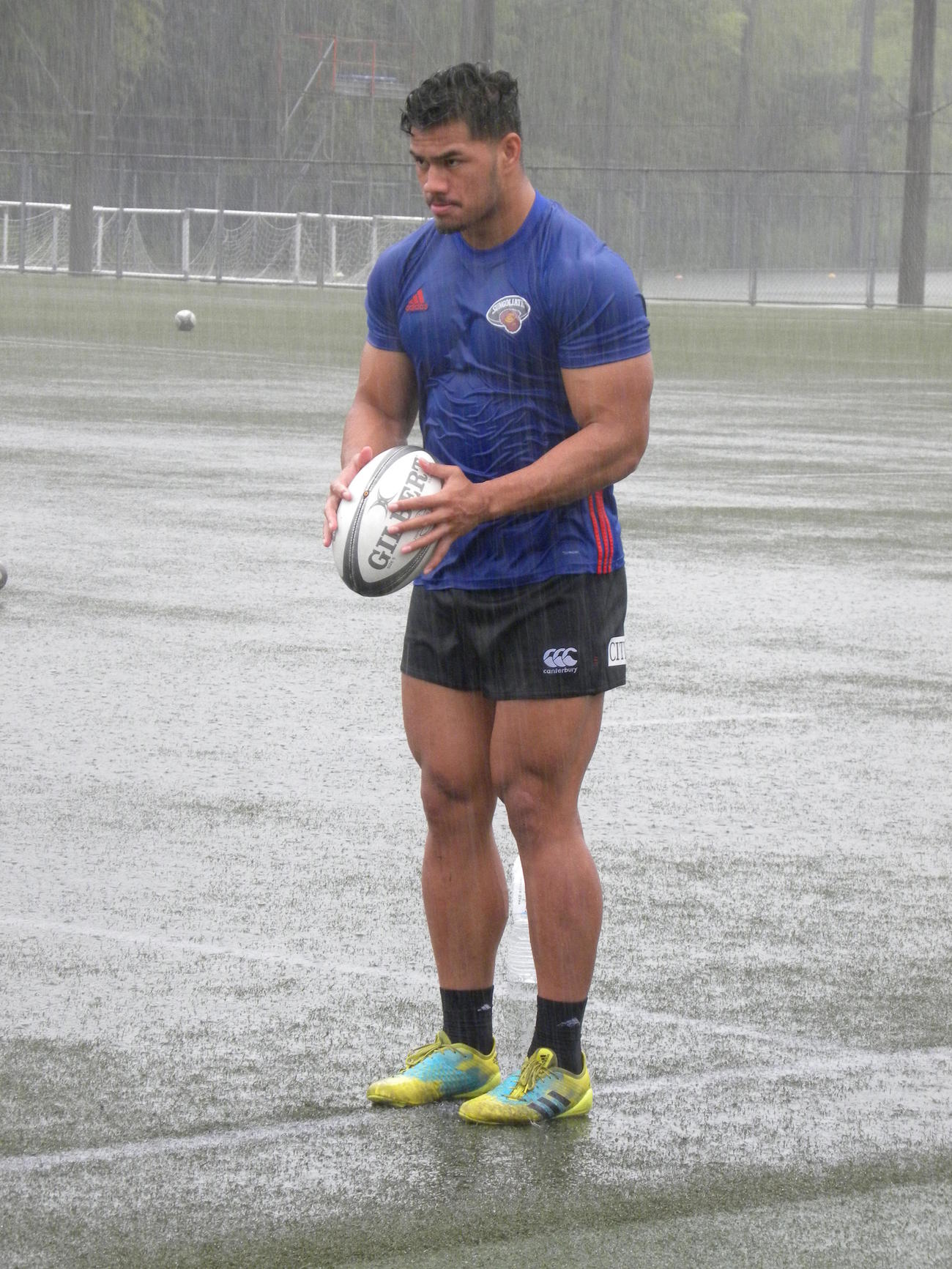 大雨の中で練習する天理大CTBシオサイア・フィフィタ（撮影・松本航）