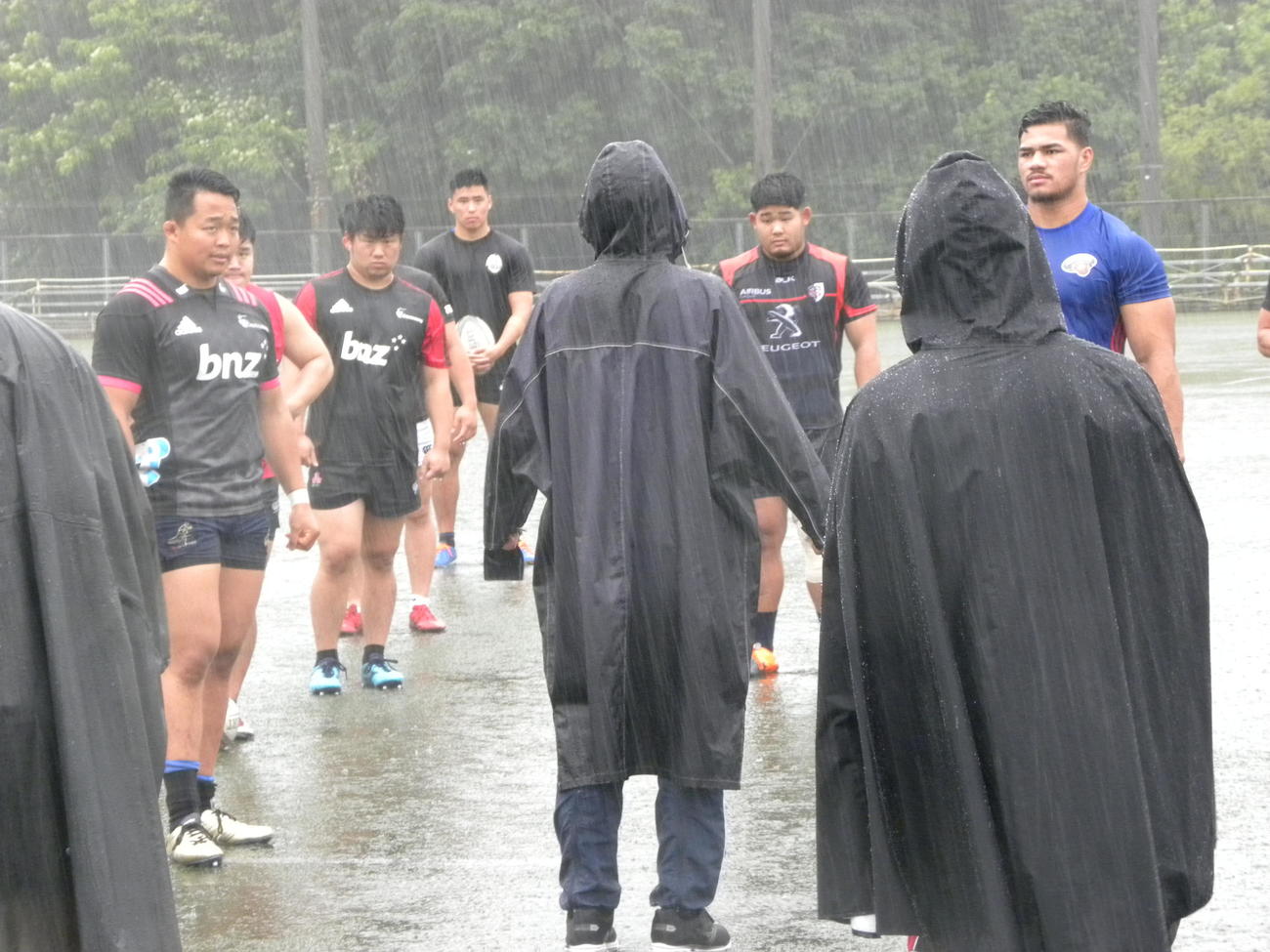 選手間の距離を確保して集合した天理大（撮影・松本航）