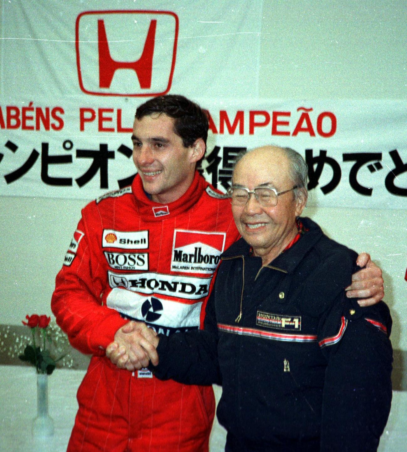 88年10月、F1鈴鹿グランプリで優勝したアイルトン・セナ（左）は本田宗一郎会長と肩を組み、喜びを分かち合う