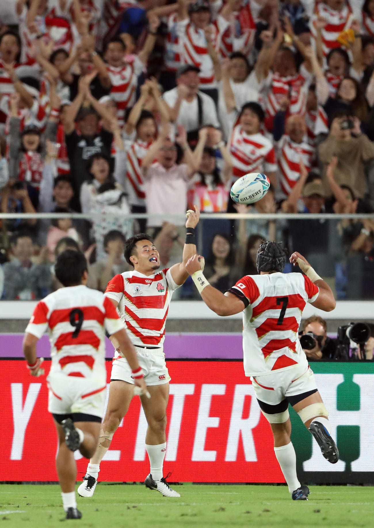 ラグビーW杯日本大会　第20日・1次リーグA組第4戦　日本対スコットランド　前半、トライを決め、喜ぶWTB福岡堅樹（中央）（2019年10月13日撮影）