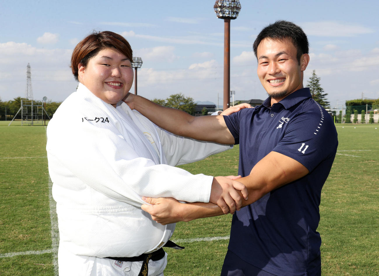 笑顔で組み合う朝比奈（左）と福岡（2018年8月21日撮影）