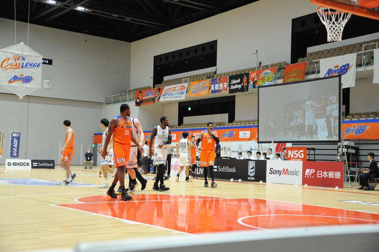 男子バスケットボールBリーグ1部（B1）　新潟対琉球　無観客で試合をする新潟と琉球の選手（2020年3月14日撮影）