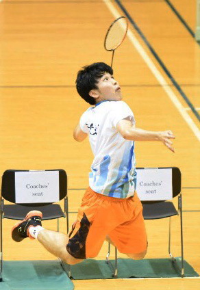 昨年の全日本学生選手権でスマッシュを放つ法大・嶺岸（本人提供）　