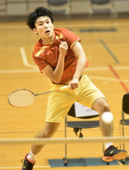 昨年の全日本学生選手権でスマッシュを放つ法大・嶺岸（本人提供）　