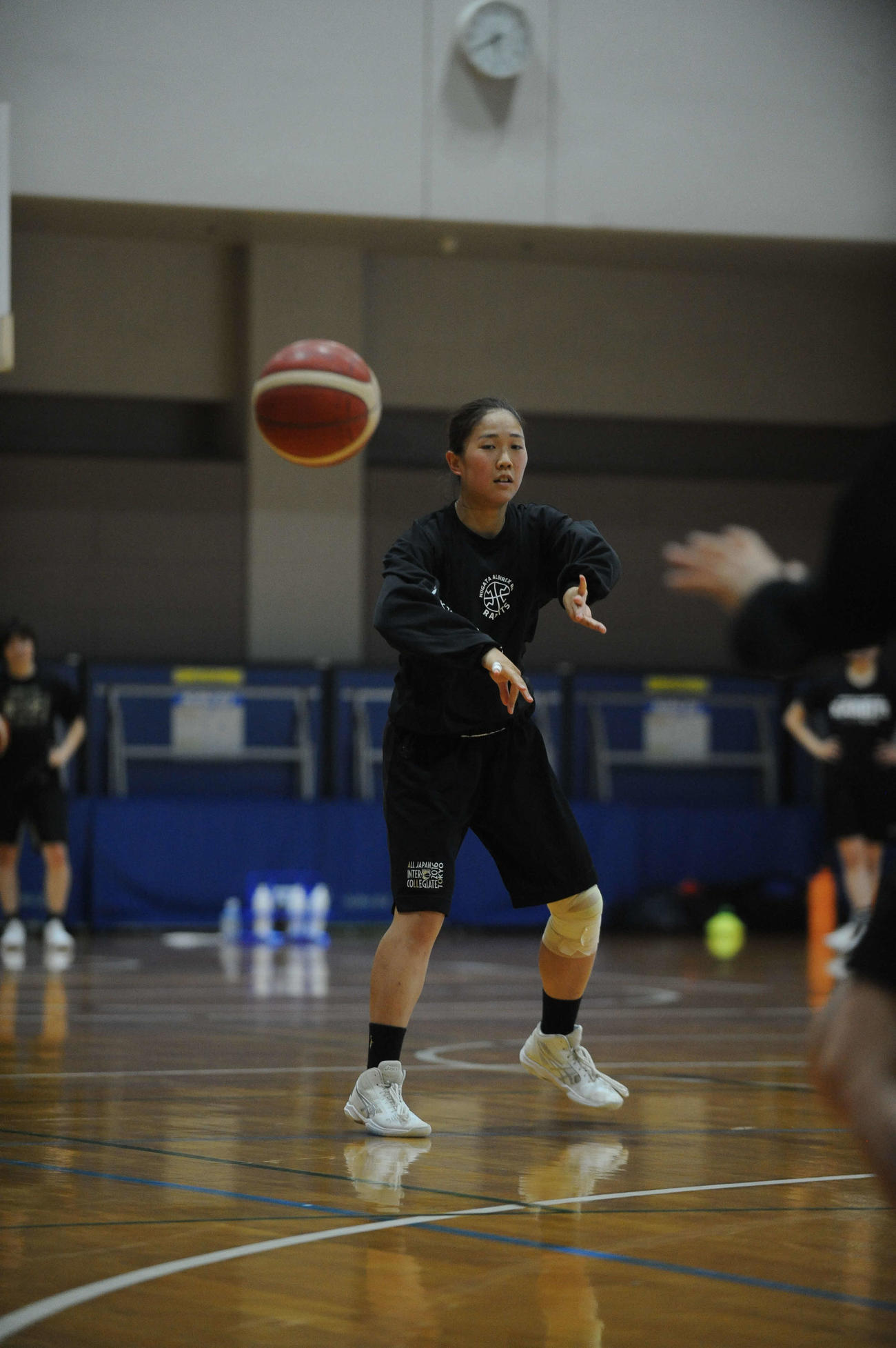 練習で絶妙なパスを出す二渡（2020年6月4日撮影）