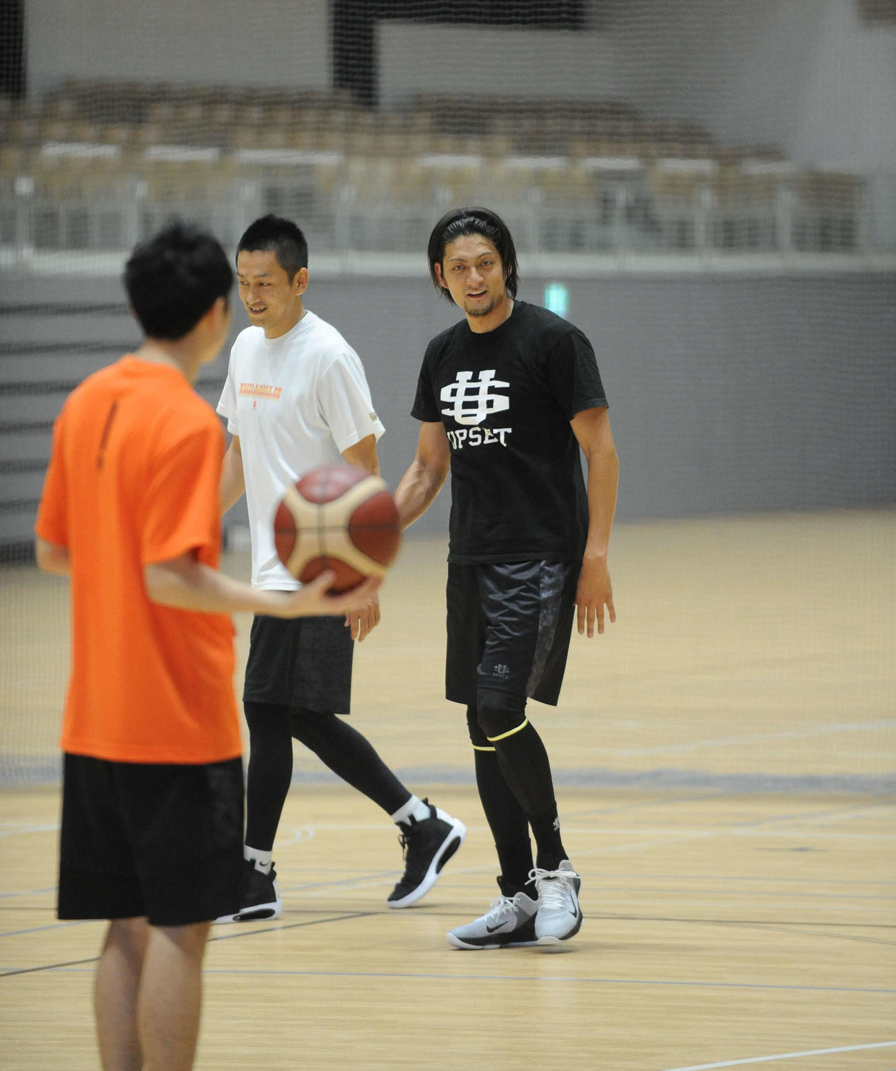 自主トレの合間に佐藤（右）は、池田（中央）と談笑する