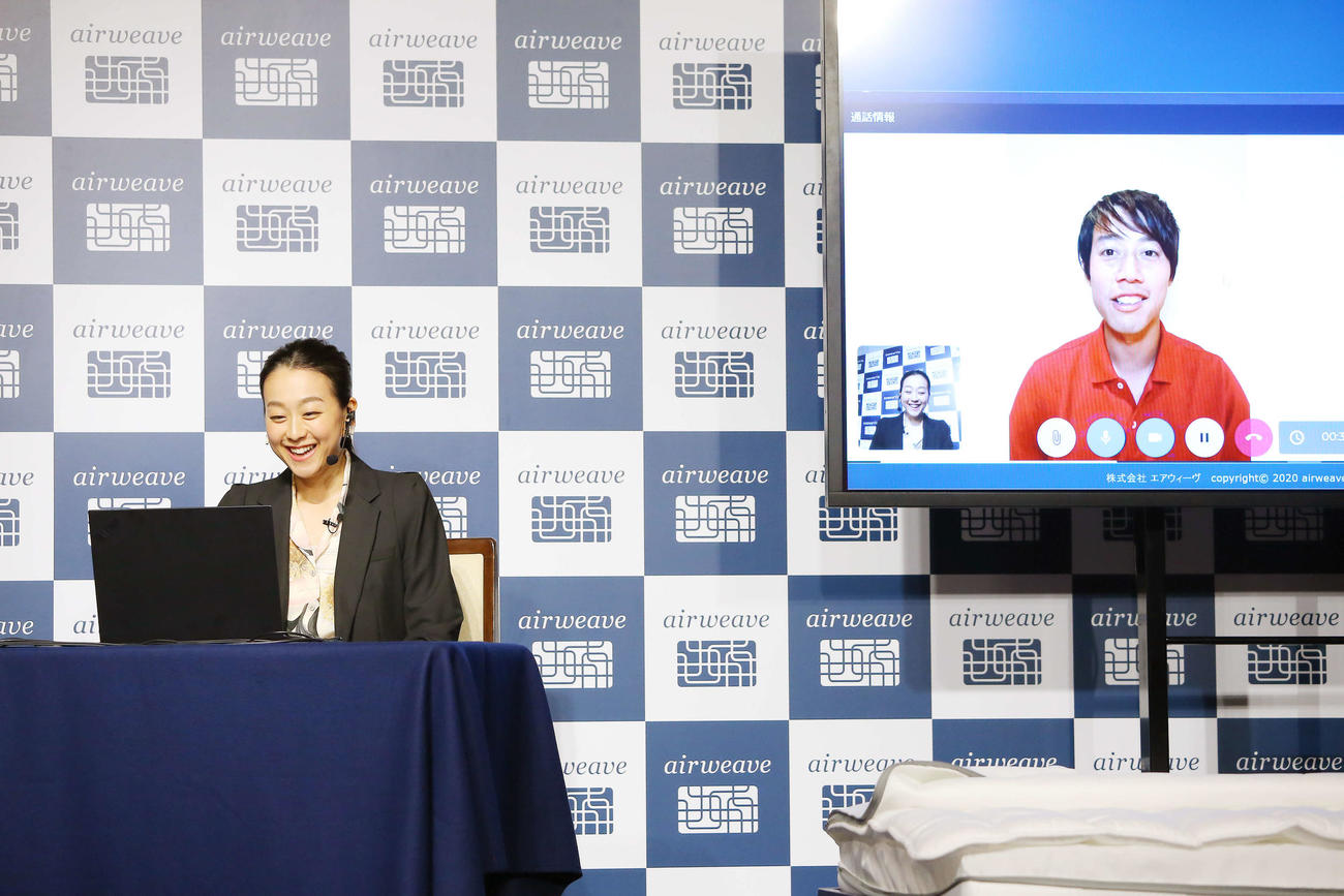 フロリダからリモートをつなぐ錦織圭と笑顔で会話する田真央さん（撮影・河田真司）