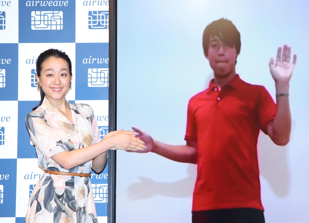 リモートで握手を交わす田真央さん（左）と錦織圭（撮影・河田真司）　