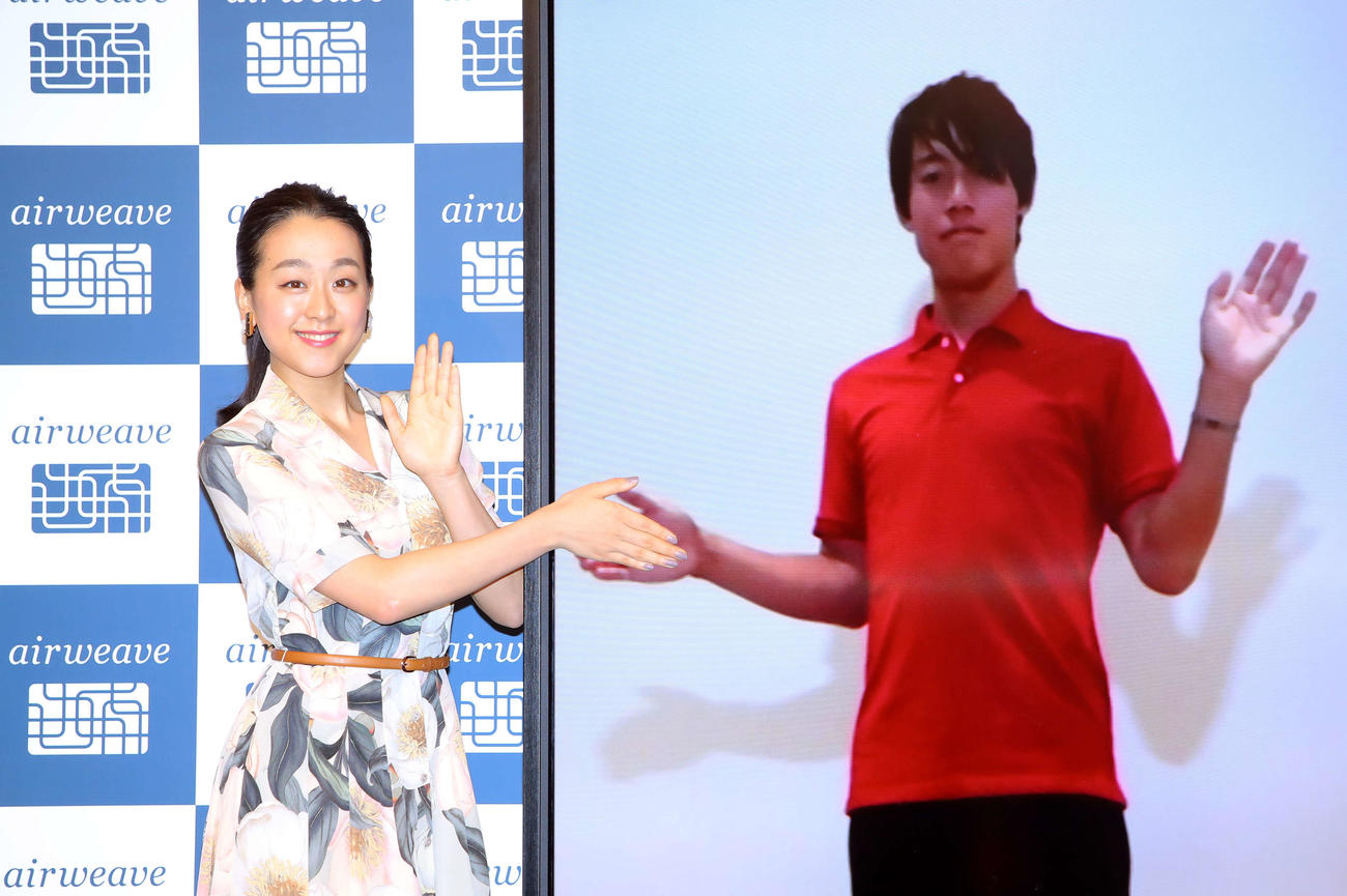 リモート参加の錦織（右）と握手を交わし手を振る浅田真央さん（撮影・河田真司）　