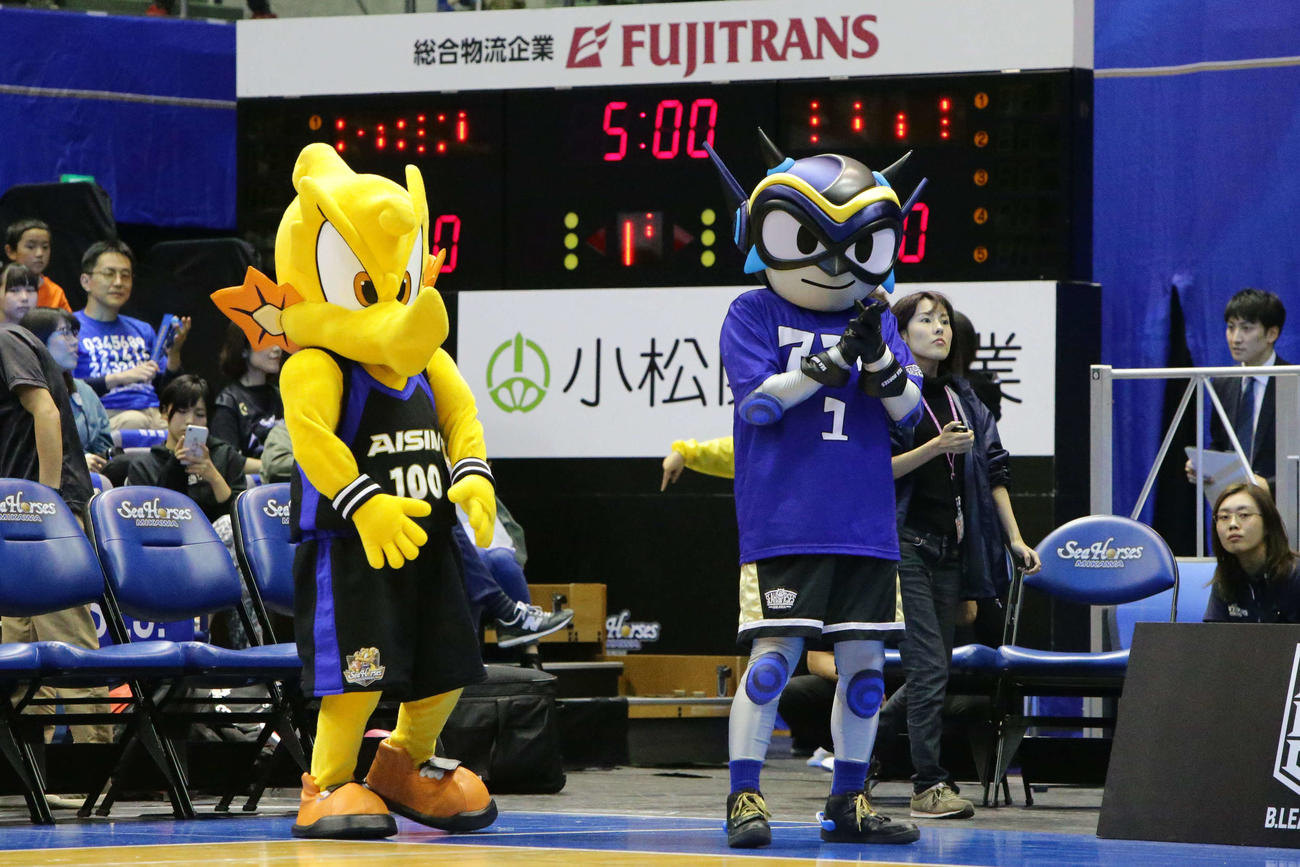 第3回Bリーグマスコット総選挙6位だったシーホースくん（三河）（左）(C)B.LEAGUE