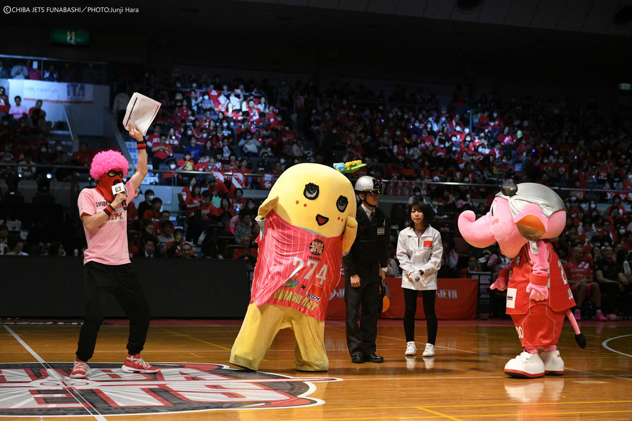 今年2月、B1千葉と1日プロ契約選手を結んで試合会場を沸かせたふなっしー（左から2人目）とジャンボくん（右端）（千葉ジェッツ提供）