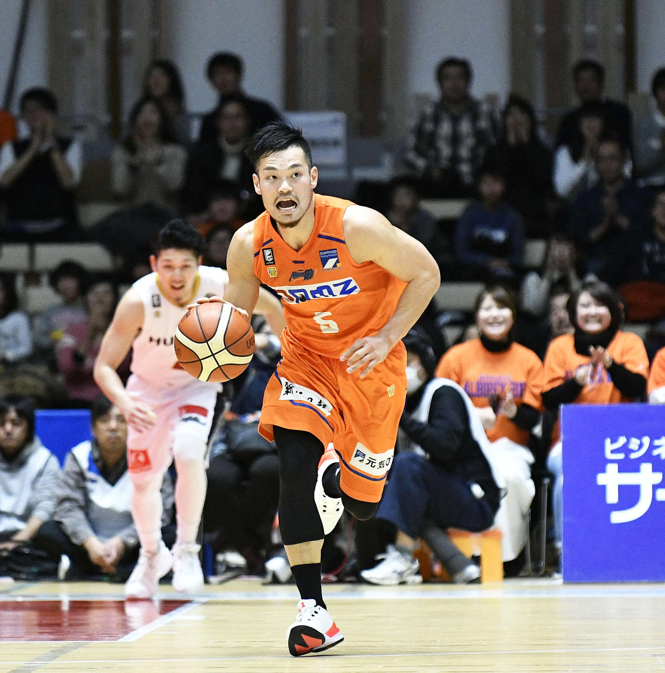 新潟在籍時の17年2月大阪戦で、果敢にドリブルを仕掛ける佐藤コーチ