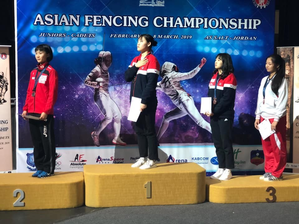 昨年3月のアジアカデ選手権で準優勝を果たした尾崎（左）（日本フェンシング協会提供）