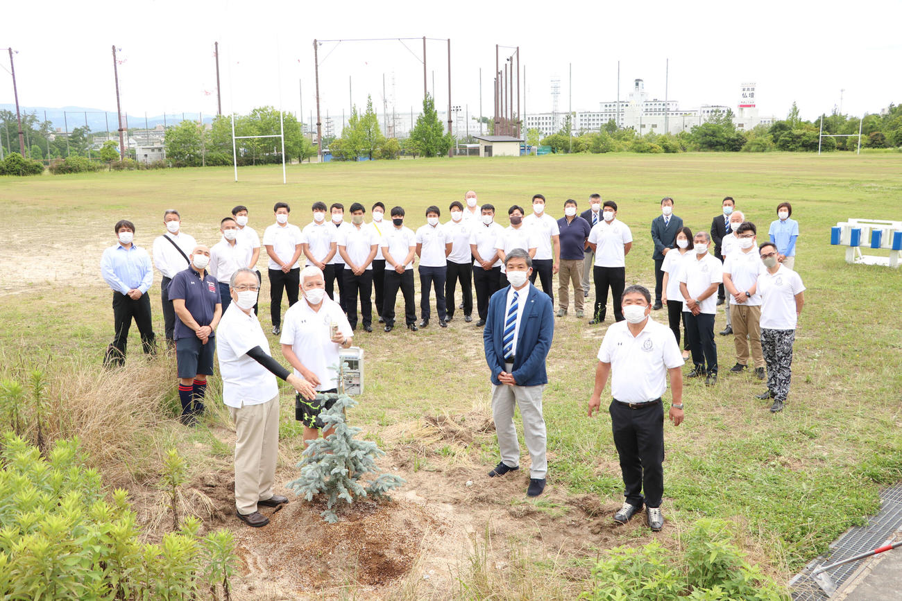 植樹を行った大工大ラグビー部関係者ら（撮影・南谷竜則）