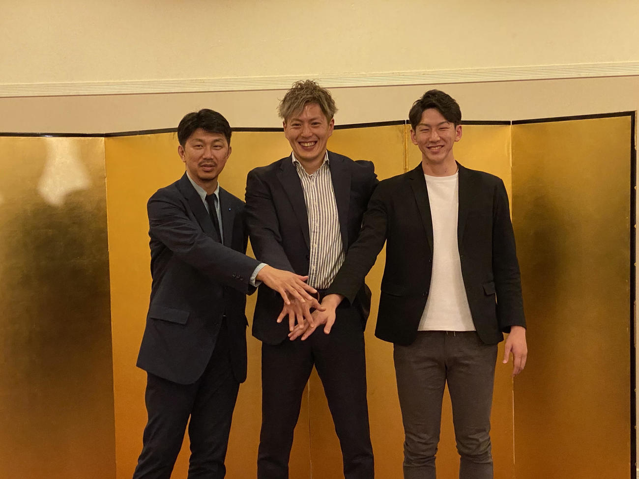 一般社団法人「A－bank旭川」の設立会見に臨んだヴォレアス北海道主将で同法人代表理事の古田（中央）。右は理事の辰巳、左はA－bank北海道の曽田代表理事