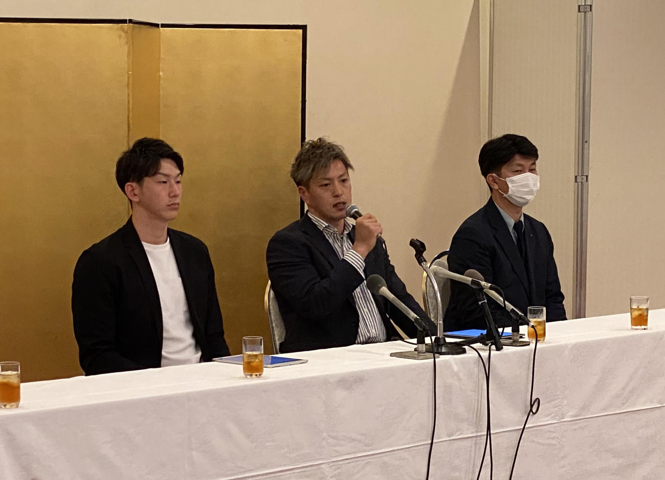 一般社団法人「A－bank旭川」の設立会見に臨んだヴォレアス北海道主将で同法人代表理事の古田（中央）。左は理事の辰巳、右はA－bank北海道の曽田代表理事