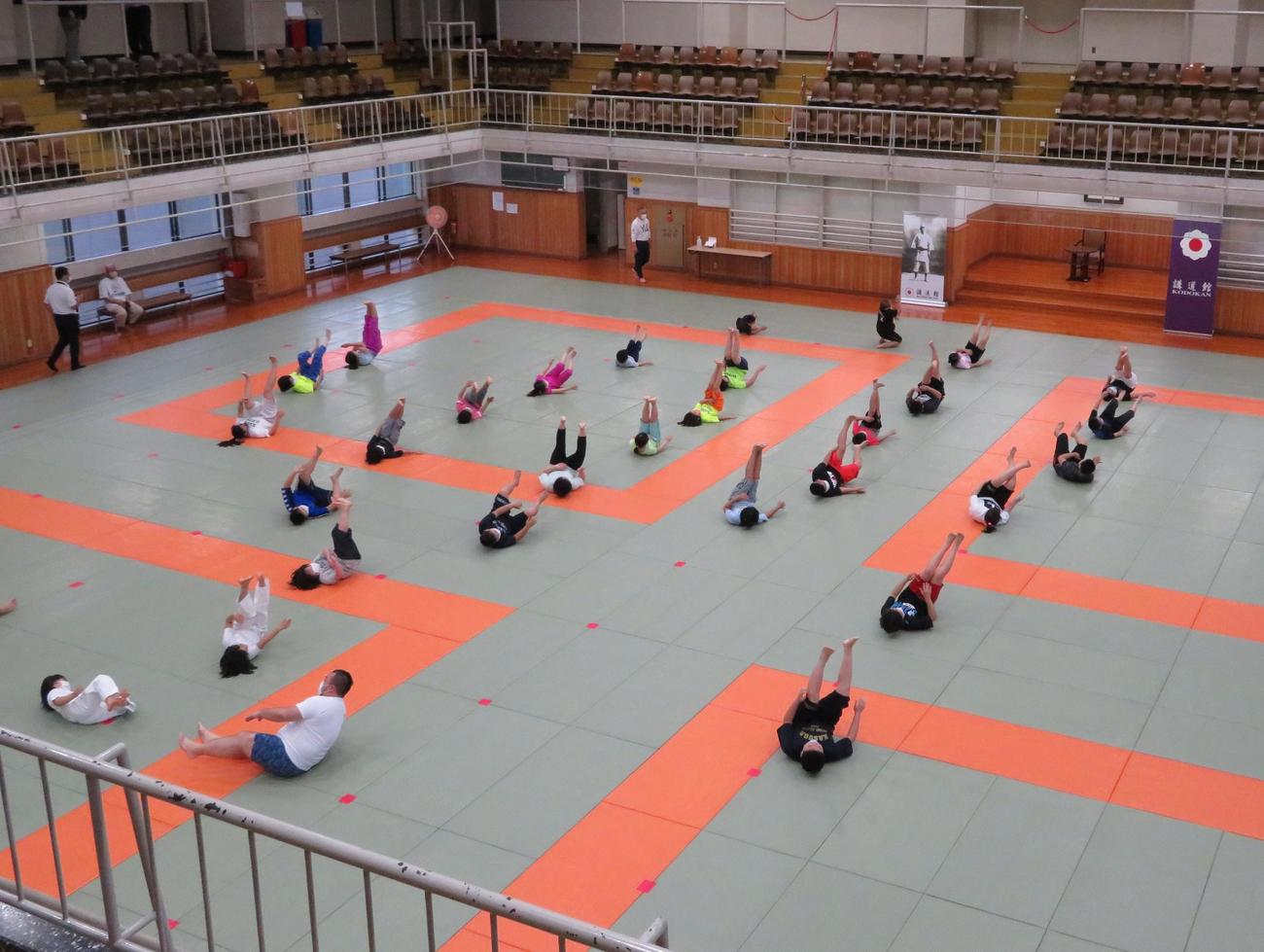 相手との距離を保って受け身を練習する小中学生（撮影・峯岸佑樹）
