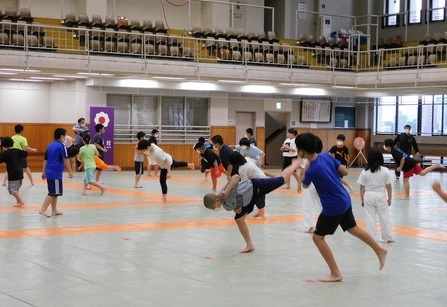 相手との距離を保ち、1人打ち込みを行う小中学生（講道館提供）