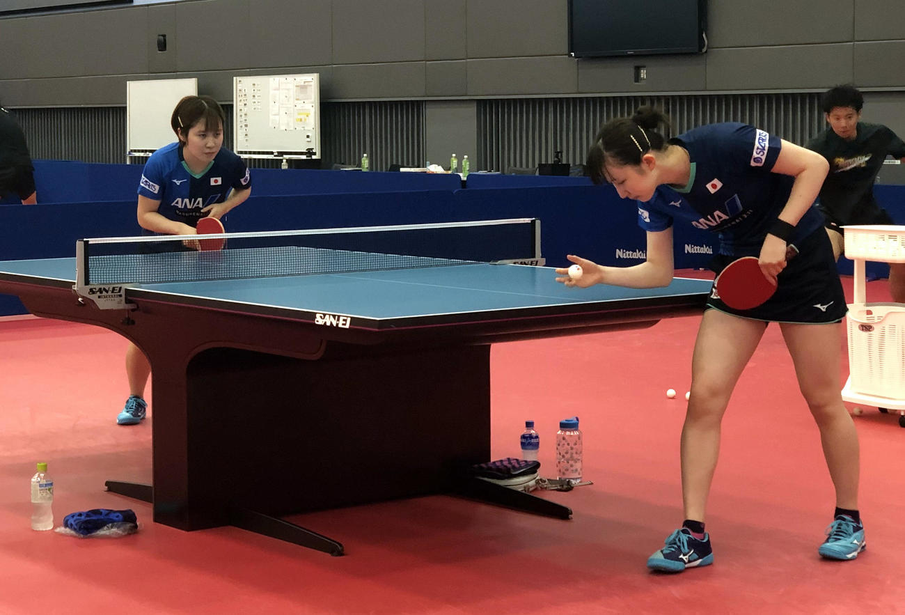 ナショナルトレーニングセンターで約2カ月半ぶりに代表合宿が再開され、練習に励む平野美宇（左）と早田ひな（日本卓球協会提供）