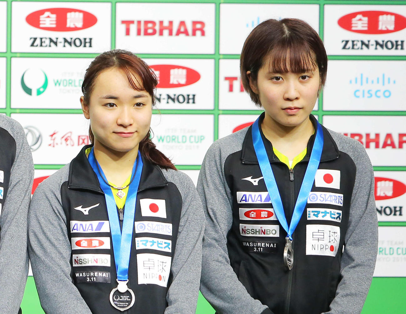 卓球日本代表の伊藤美誠（左）と平野美宇（2019年11月10日撮影）　