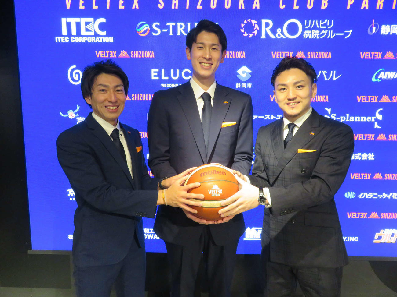 ベルテックス静岡入団記者会見に出席した村越圭佑（中央）。大石慎之介選手会長（左）、大沢歩主将と一緒に笑顔を見せる