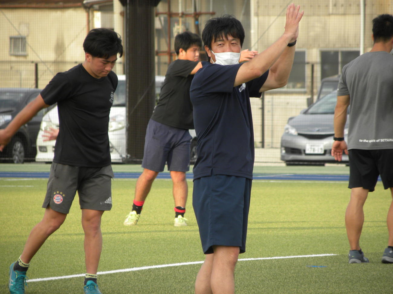 精力的に練習で指導する摂南大の瀬川智広監督（撮影・松本航）
