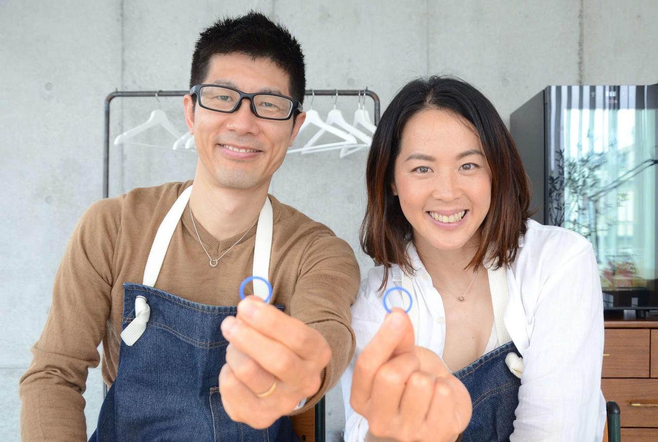 「さくらジャパン」候補の小野真由美は、スポーツトレーナーの小林靖長さん（左）と結婚した