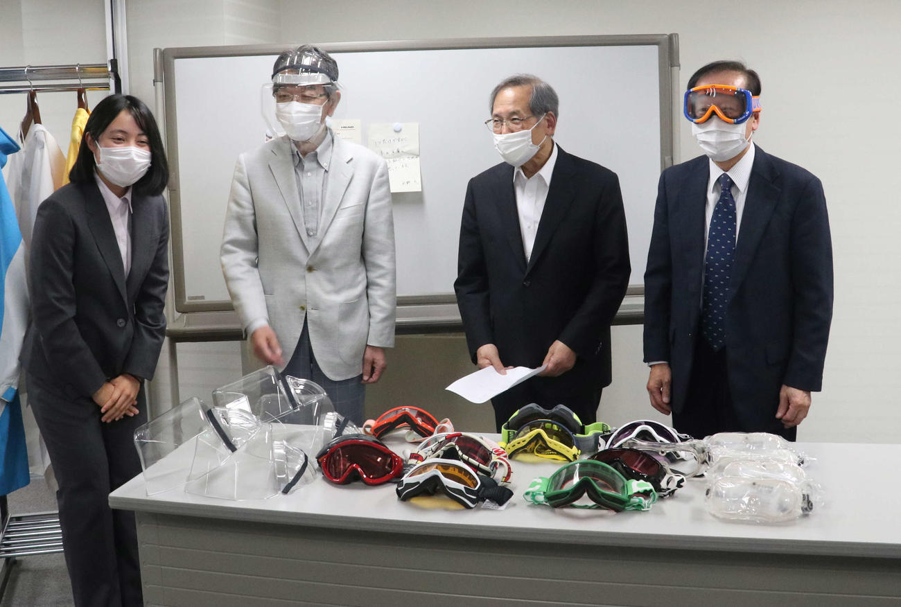 医療従事者支援のために保護ゴーグルなどを北海道医師会に寄贈したスキーアルペンの畠中（左端）。左2人目から藤原副会長、長瀬会長、右は深沢副会長（撮影・浅水友輝）
