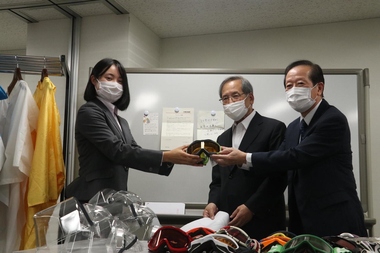 医療従事者支援のために保護ゴーグルなどを北海道医師会に寄贈したスキーアルペンの畠中（左）。中央は長瀬会長、右は深沢副会長（撮影・浅水友輝）