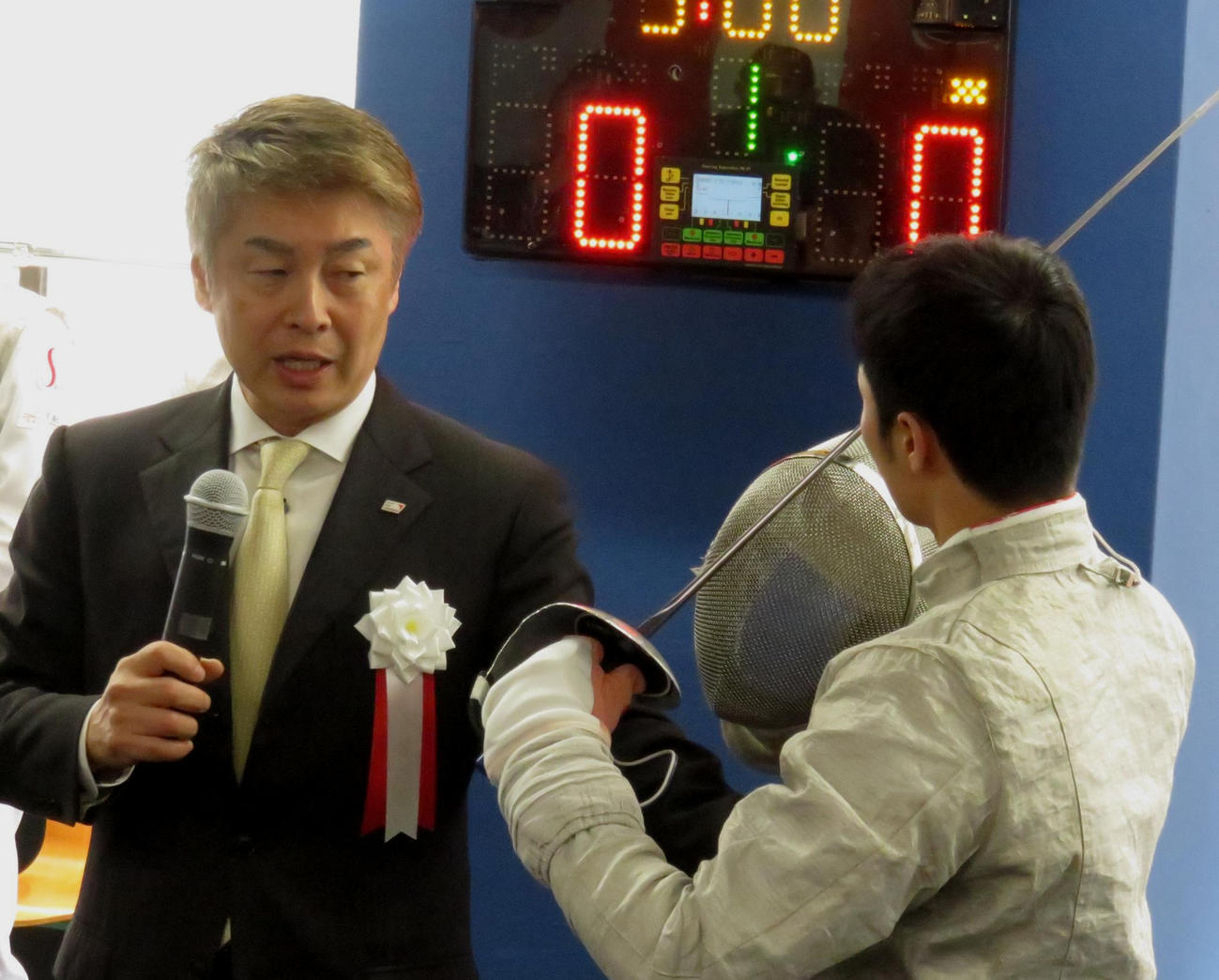 フェンシングのルールを説明する元日本代表監督の江村宏二氏（左）（19年4月撮影）