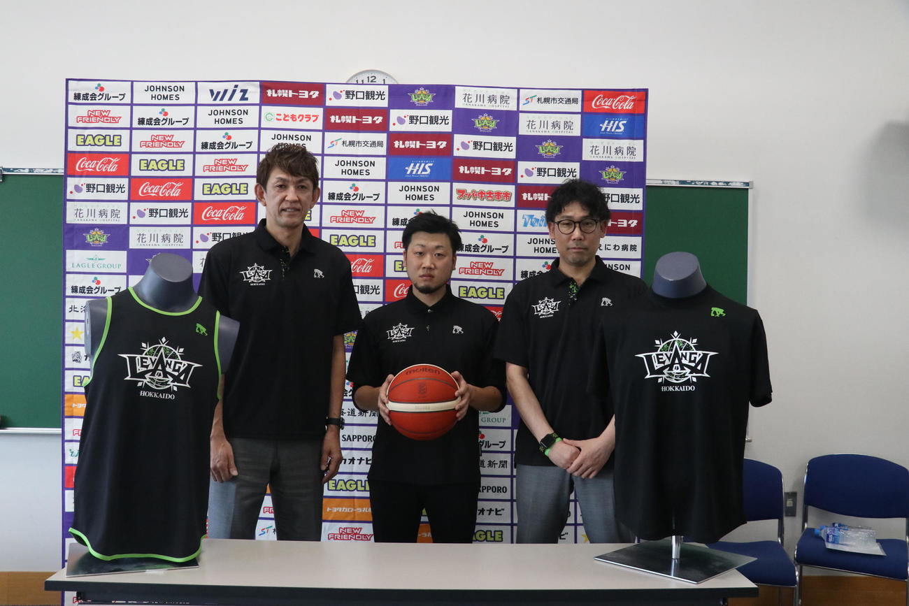 会見に臨んだレバンガ北海道の折茂社長（左）。中央は株式会社三祈の白石社長、右はレバンガ北海道の横田CEO（撮影・浅水友輝）