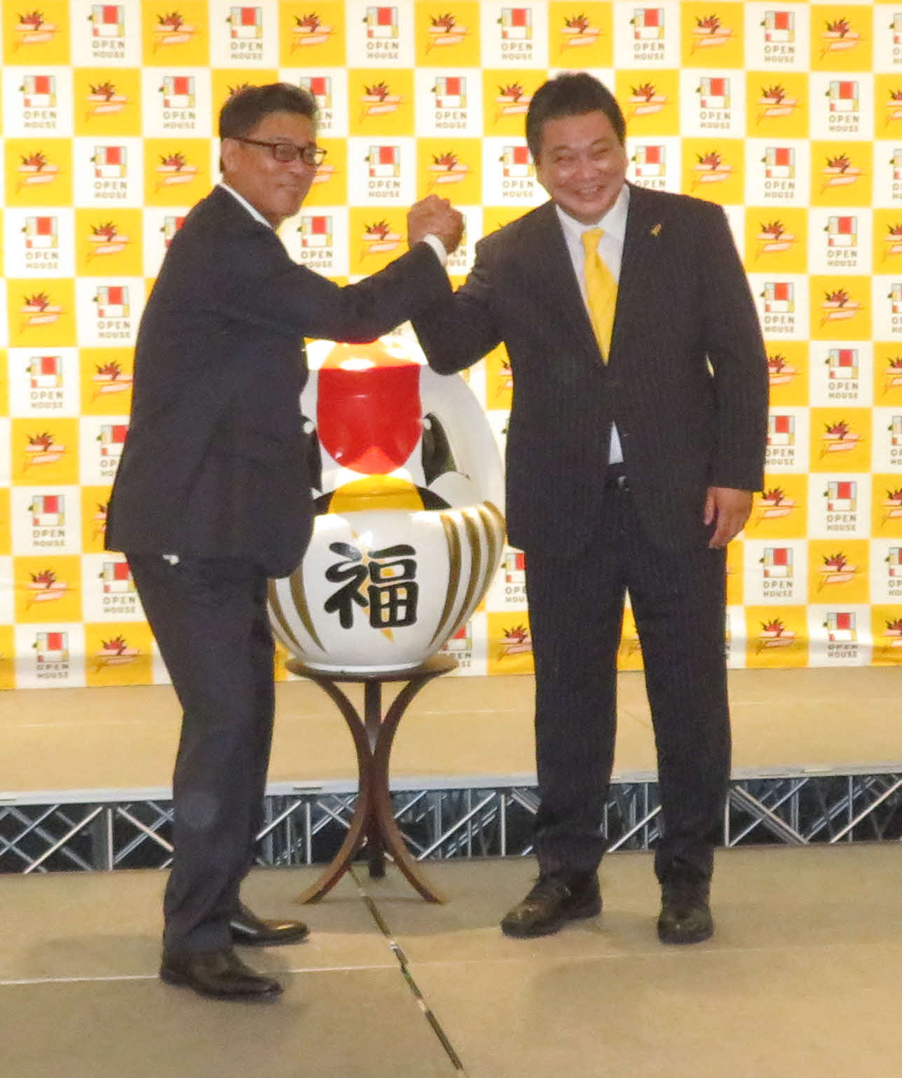 BリーグB2群馬の新社長に就任した阿久沢毅氏（左）。右は平岡富士貴HC