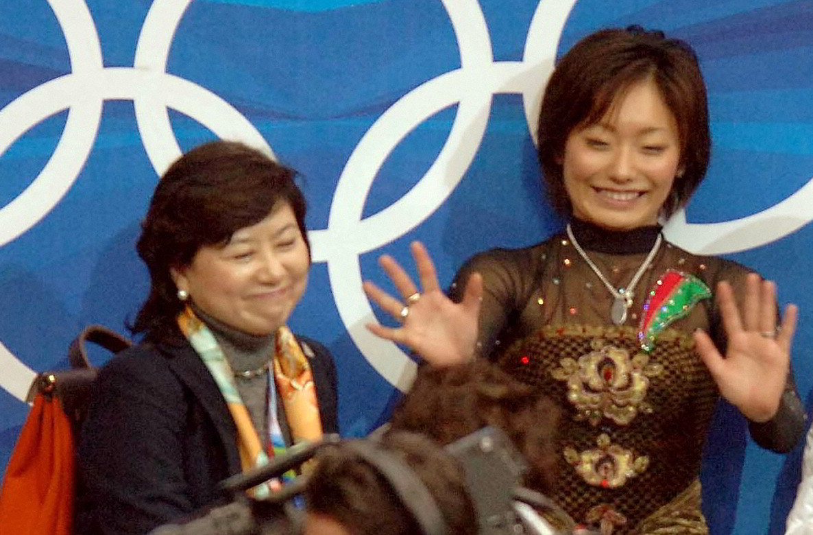 トリノ五輪での城田憲子さん（左）。右は安藤美姫