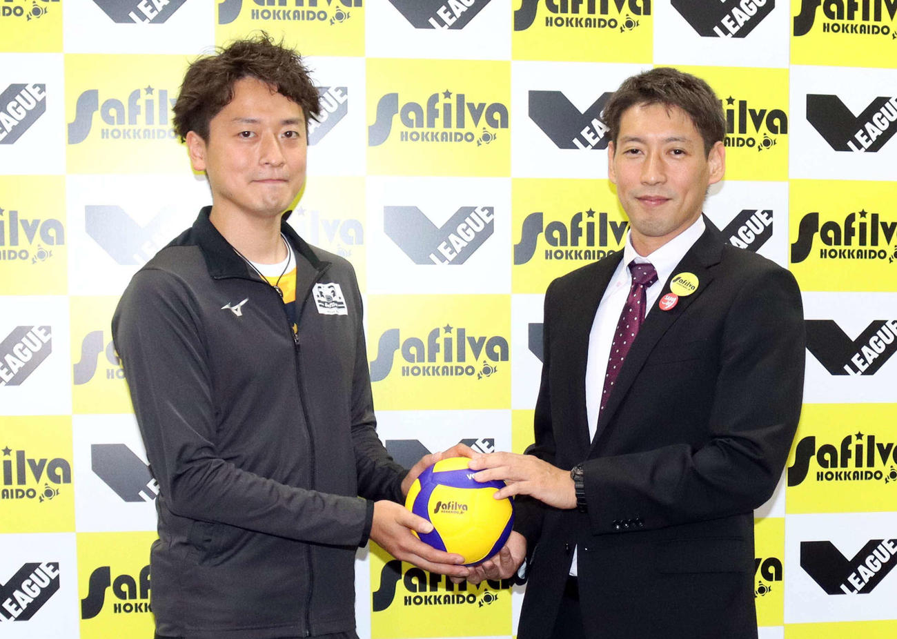 就任会見で笑顔を見せるサフィルヴァ北海道の（左から）青島主将、上杉新監督