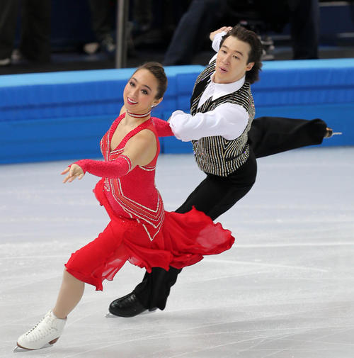 14年2月、ソチ五輪の団体アイスダンスSDでキャシー・リード（左）と演技をするクリス・リードさん