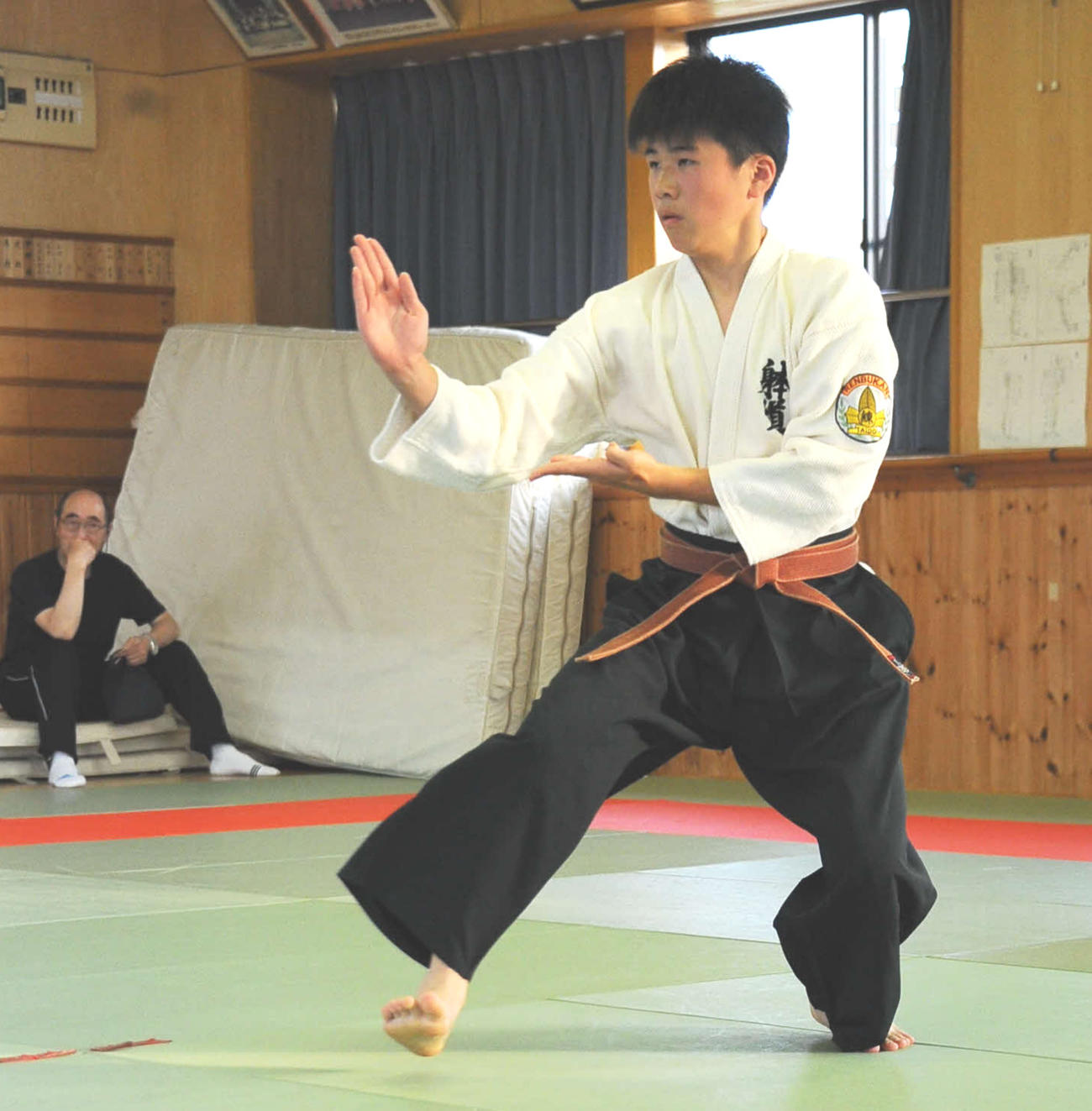 個人法形の練習をする青柳