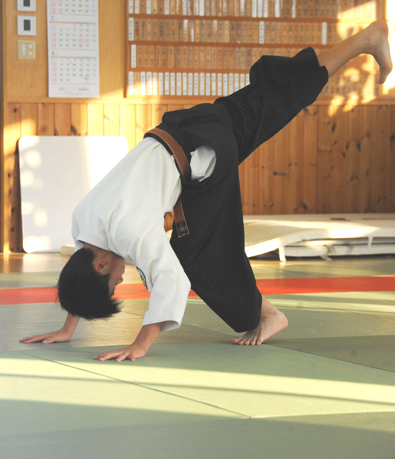 個人法形の練習をする青柳