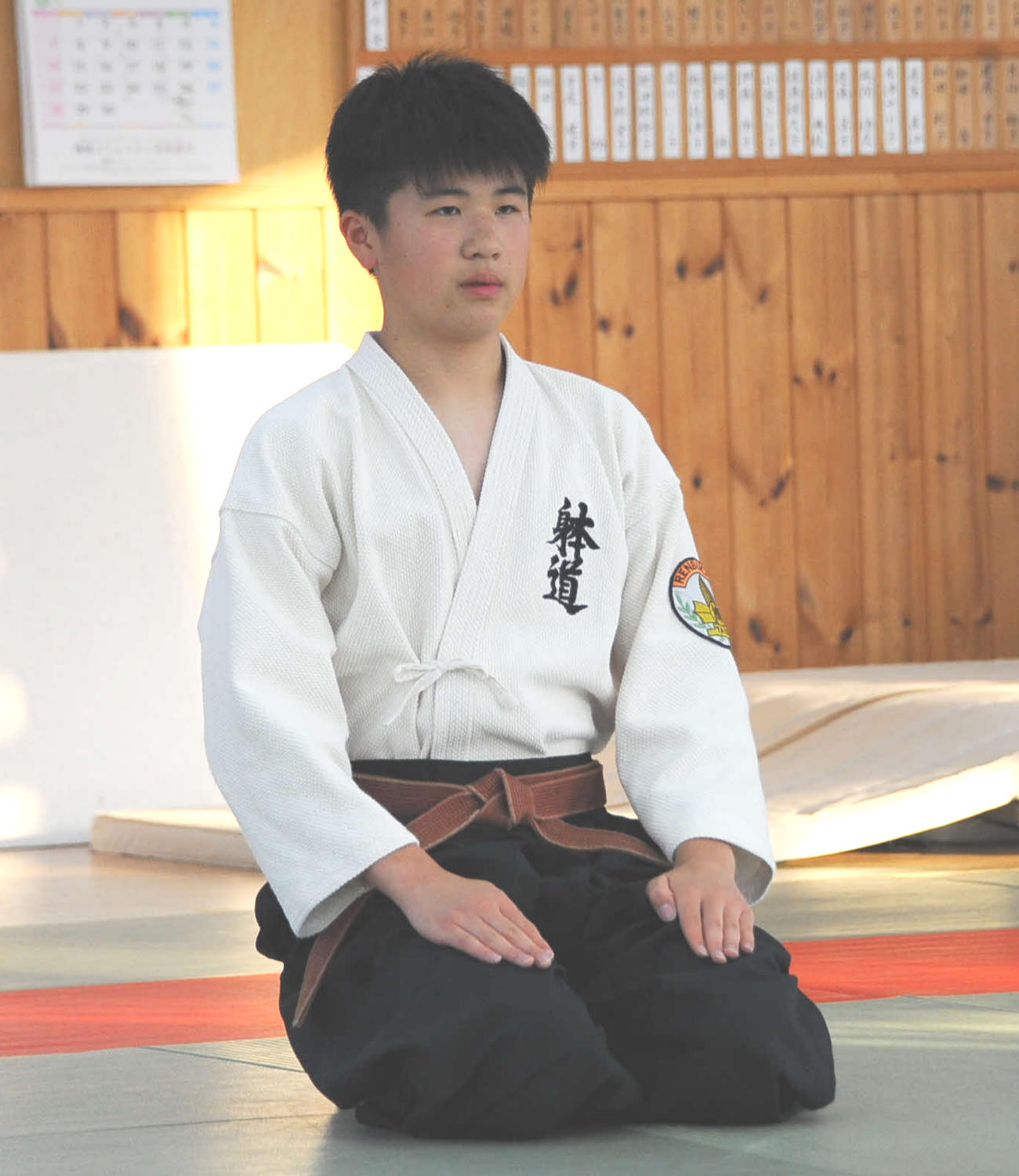 全国少年少女躰道優勝大会6連覇中の青柳は道場で鏡に映る姿を確認する