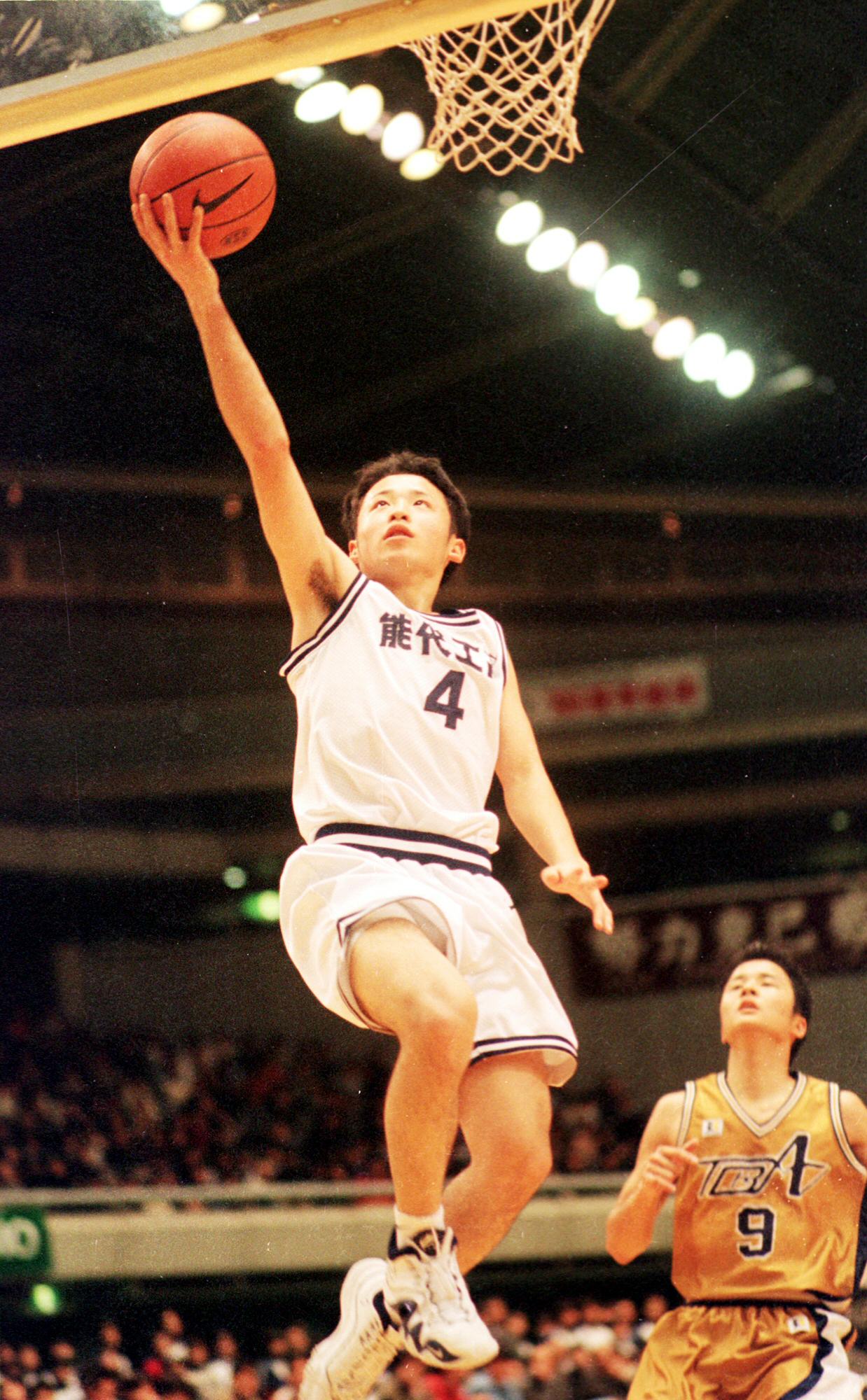 シュートする能代工高時代の田臥勇太