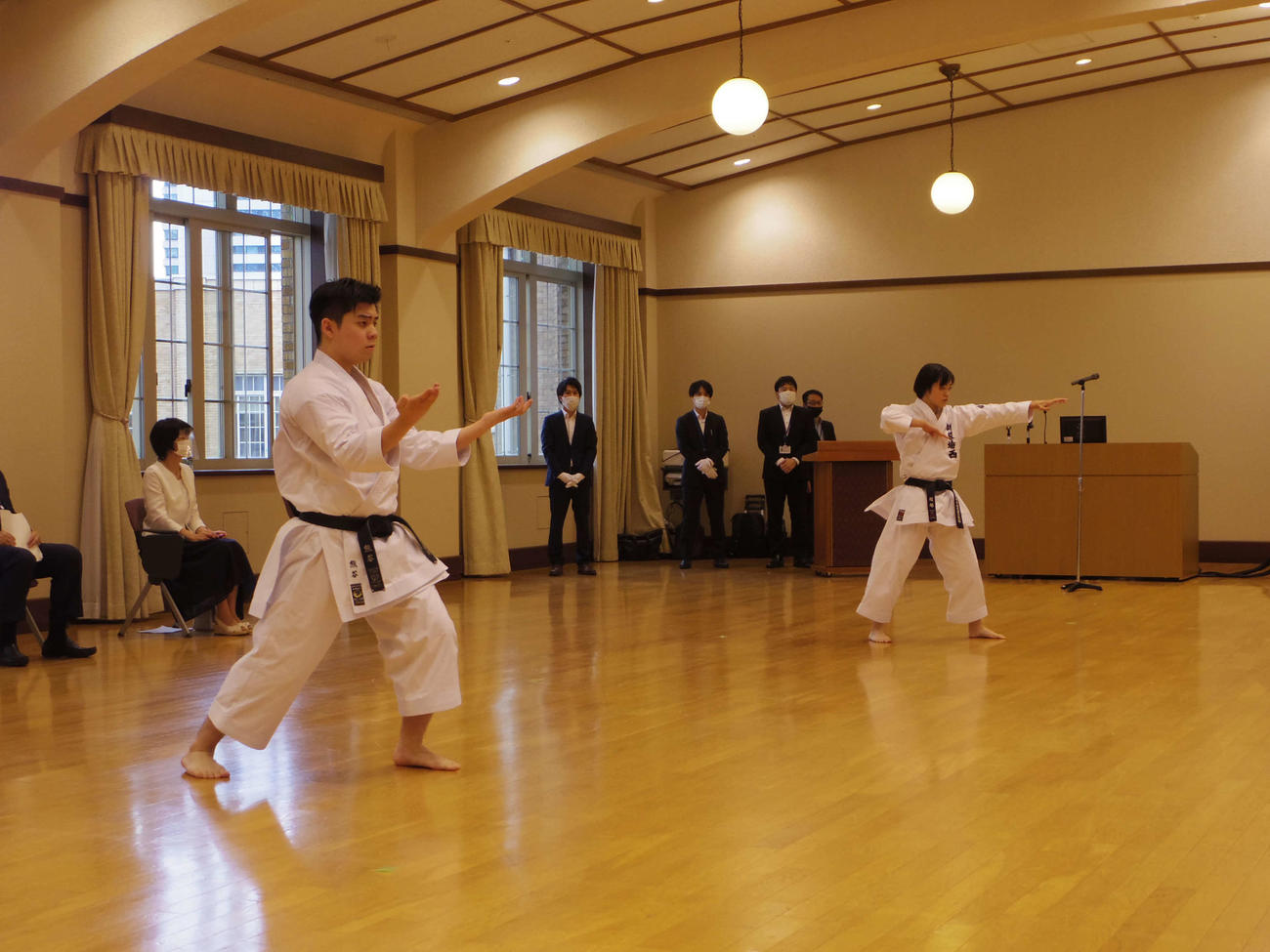 高校3年生を対象とした空手形のオンライン全国大会で優勝し、文科省で形の演武を披露する熊谷（東京・世田谷高＝手前）と堀場（静岡・御殿場西高）（撮影・奥岡幹浩）