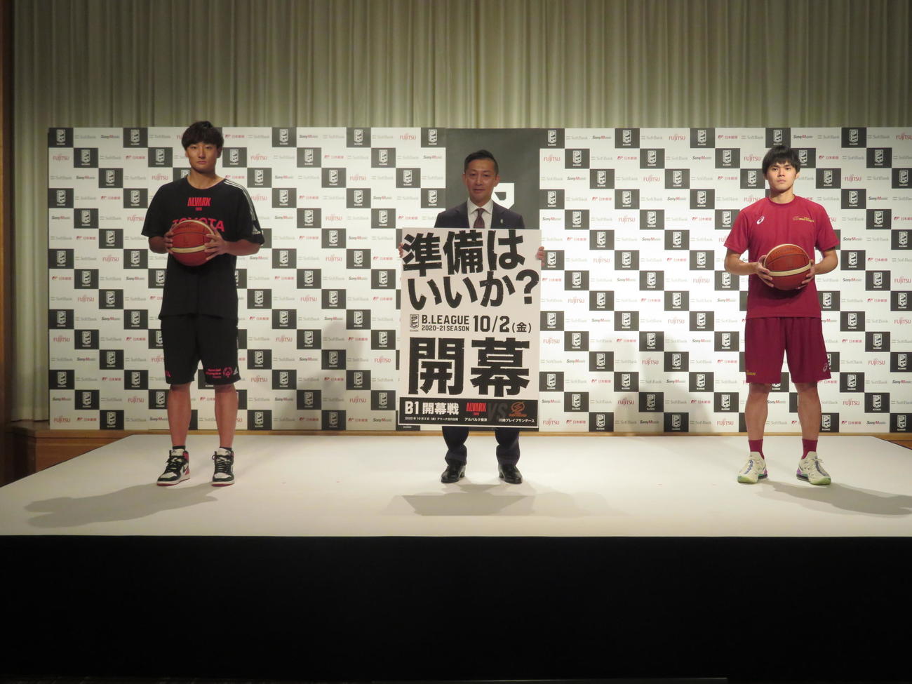 20－21シーズン開幕に向け、会見を行ったBリーグ島田慎二チェアマン（中央）。左はアルバルク東京田中大貴、右は川崎ブレイブサンダース藤井祐眞