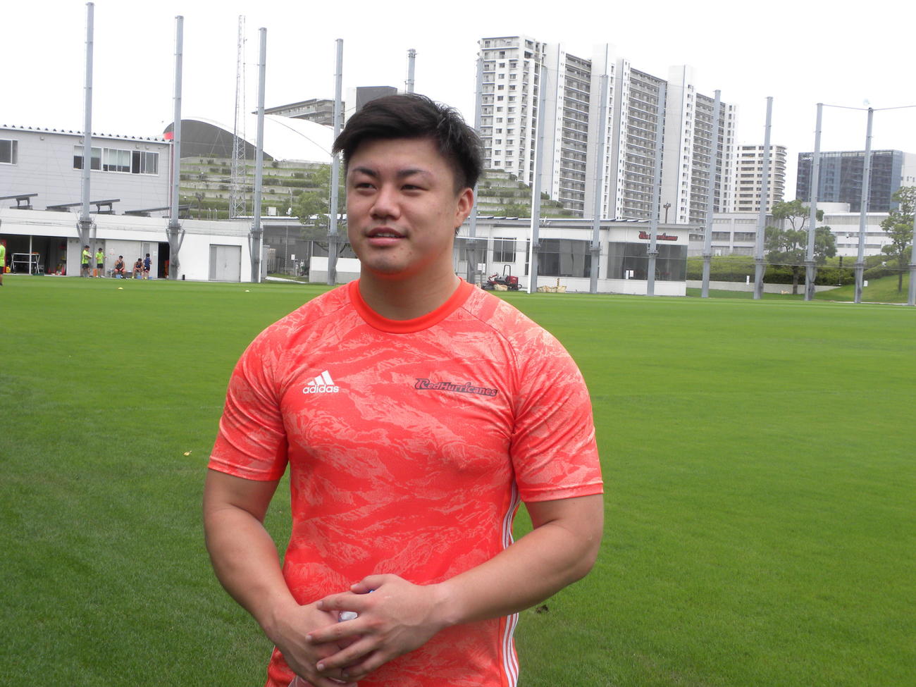 1年目への思いを語るNTTドコモCTB射場大輔（撮影・松本航）