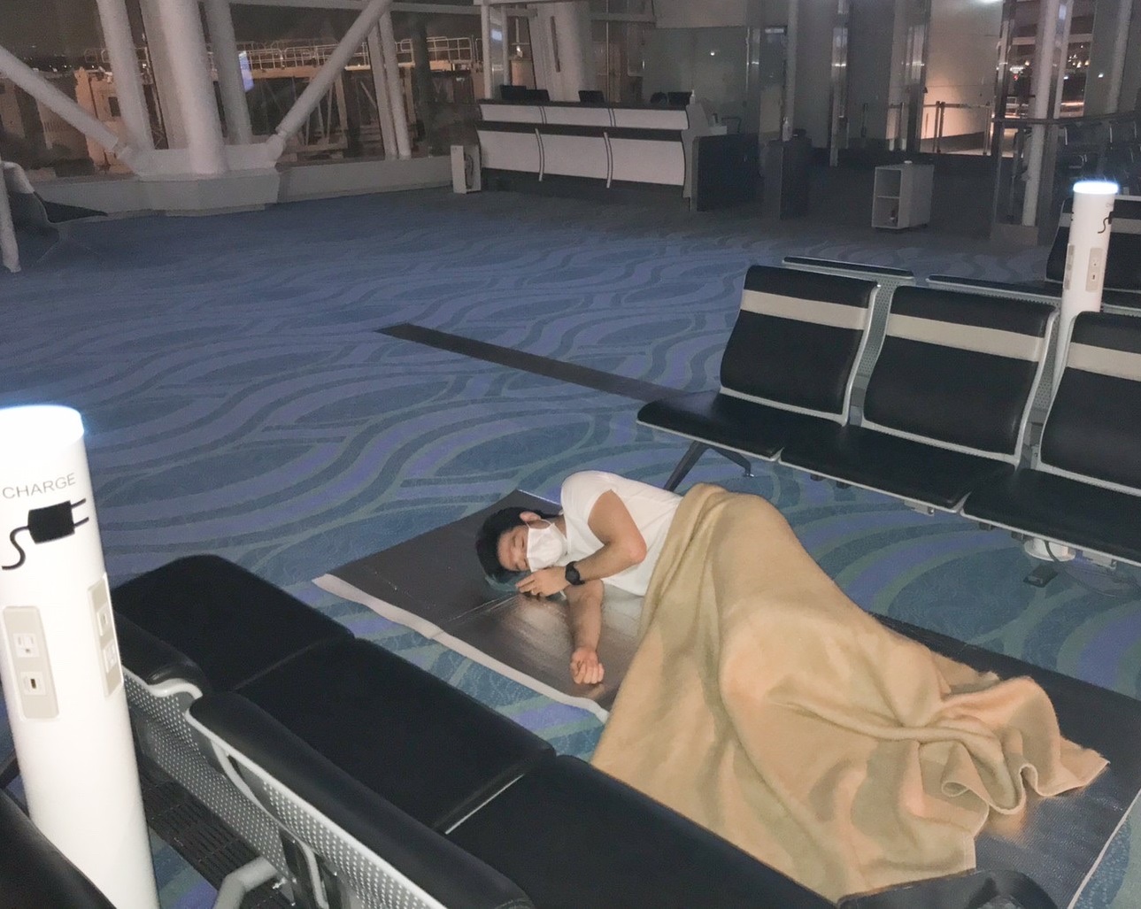PCR検査後、羽田空港ロビーで一夜を明かす石川裕紀氏