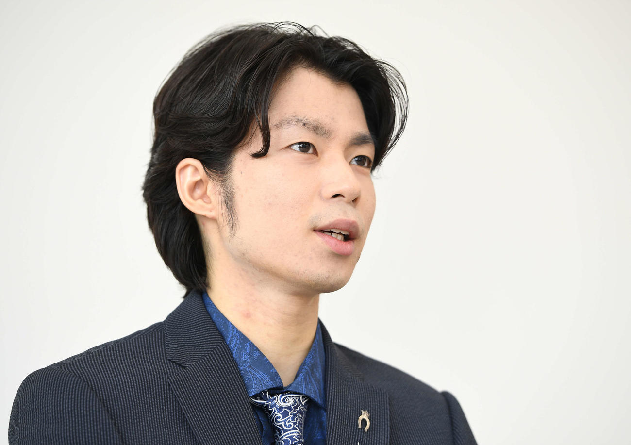 インタビューを受ける町田樹氏（撮影・鈴木みどり）