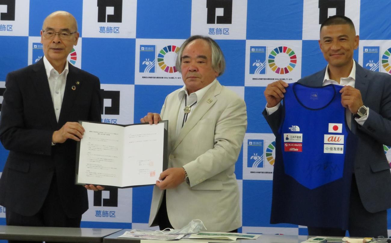 協定を締結した（左から）葛飾区の青木克徳区長、日本山岳・スポーツクラミング協会の八木原国明会長、平山ユージ副会長（撮影・峯岸佑樹）